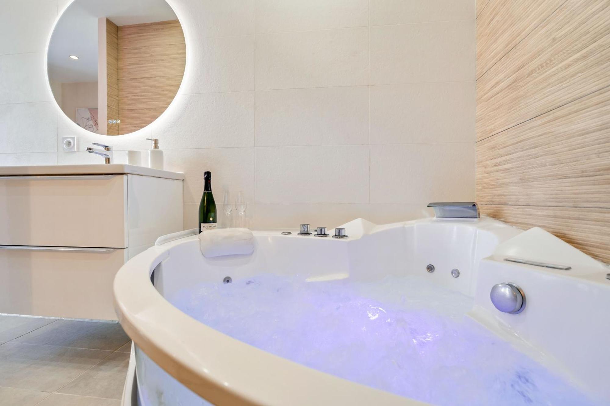 Nice Renting - Love Room Massena - Luxe Room - Jacuzzi - Terrace - King Bed - Ac Dış mekan fotoğraf