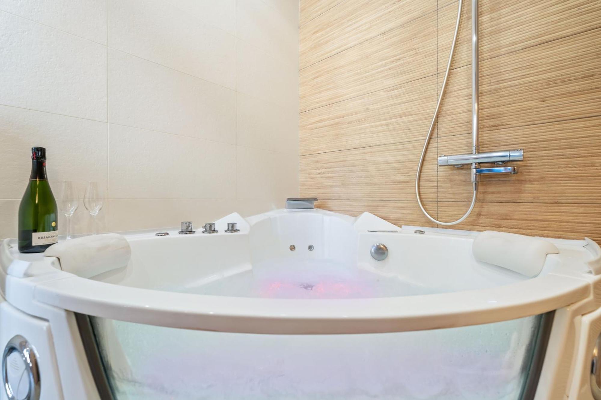Nice Renting - Love Room Massena - Luxe Room - Jacuzzi - Terrace - King Bed - Ac Dış mekan fotoğraf